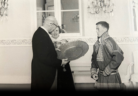 Kuvat 16, 17 ja 18. Audienssi presidentti Urho Kekkosen luona presidentinlinnassa luokkaretken aikana. Sunkku esitteli oppilaat presidentille, minä ojensin hänelle lahjaksi vaskoolin ja Helvi perinteisen voirasian. Kuvat Erkki Heinosen arkisto.